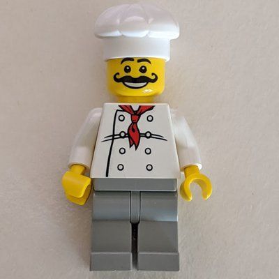 Minifigurka Chef - White Torso, Light Gray Legs z zestawu 4513
