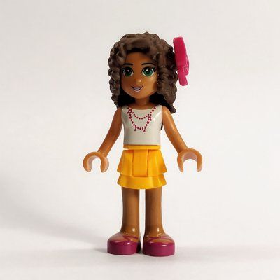 Minifiguur Andrea - White Top, Bright Light Orange Skirt. Magenta Bow uit set 30205