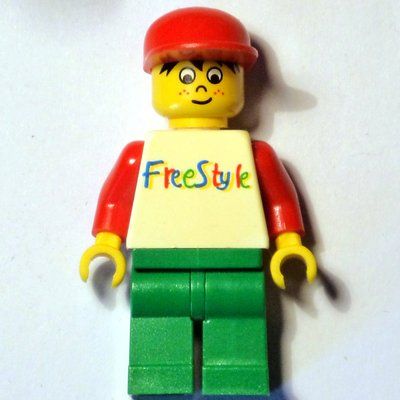 Minifiguur White Torso, Freestyle, Green Legs, Red Cap uit set 2186