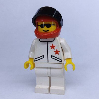 Minifigurka Racer, White Jacket with 2 Stars, Red Helmet with Visor, Sunglasses z zestawu 2535
