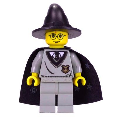 Minifigurka Harry Potter, Yellow Skin, Hogwarts Sweater with Crest, Black Hat, Cape with Stars z zestawu 4701