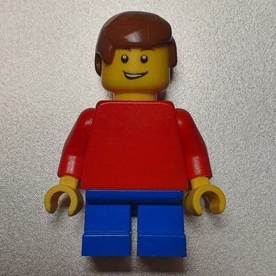 Figurine Boy, Plain Red Torso, Short Blue Legs, Reddish Brown Hair du set 3300020