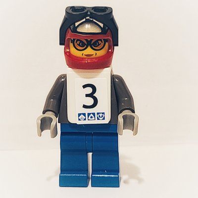 Minifigure Snowboarder, Dark Gray, Red Helmet, White Vest del set 3536