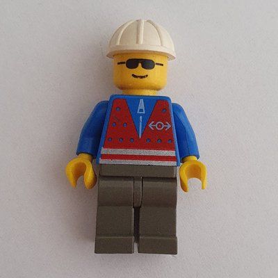 Figurine Train Worker - Red Vest, Dark Gray Legs, White Helmet, Sunglasses du set 4541
