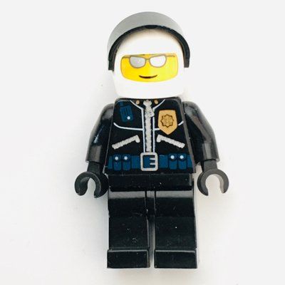 Minifiguur Policeman, Black JAcket with Zipper, Radio, Badge, and 'POLICE' on Back, White Helmet with Visor, Silver Sunglasses uit set 9247