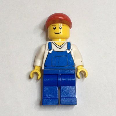 Minifigure Man, Blue Overalls over White V-Neck Shirt, Red Cap, Brown Eyebrows del set 5932