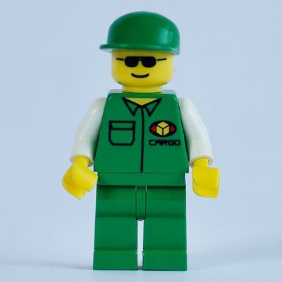 Minifiguur Cargo Worker, Green Jacket with Pocket, Green Cap, Sunglasses uit set 6330