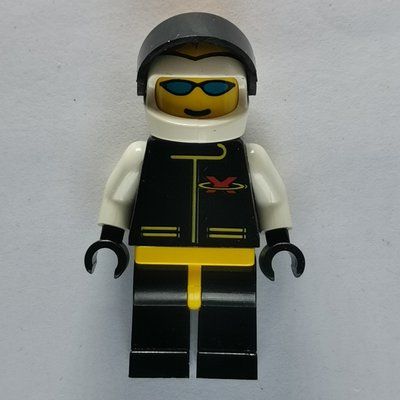 Minifigurka Racer, Extreme Team, Black Jacket, Black Legs, White Helmet with Flames and Visor, Blue Sunglasses z zestawu 6568