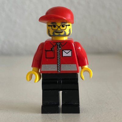 Figurine Postal Worker, Red Jacket with Zipper and Letter Logo, Black Legs, Red Cap, Beard and Glasses du set 7731