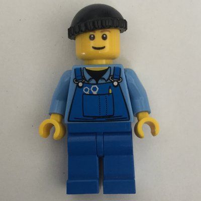 Minifigura Man, Blue Overalls over Shirt, Blue Legs, Black Hat, Reddish Brown Eyebrows del set 9311