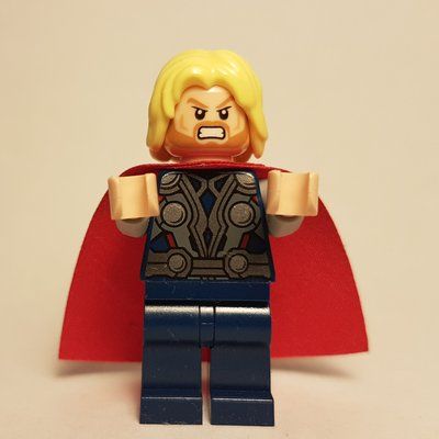 Figurine Thor with Red Cape and Bright Yellow Hair du set 6869