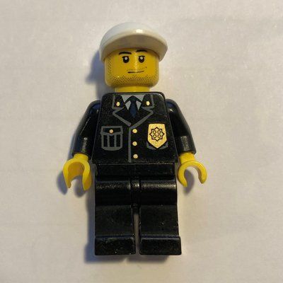 Figurine Policeman, Black Suit with Badge, White Cap, Stubble du set 7285
