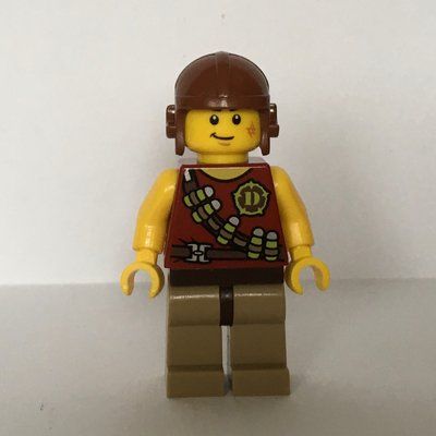 Minifigura Hero with Ammo Belt del set 5885