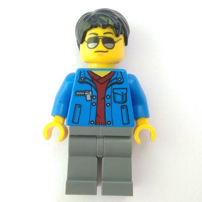 Figurine Man, Open Blue Jacket over Dark Red Shirt, Light Bluish Gray Legs, Black Hair, Sunglasses du set 30354