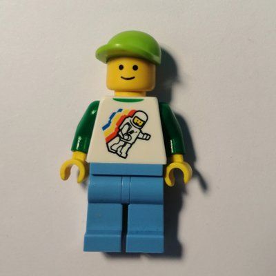 Figurine Man, Floating Classic Spaceman on Shirt, Medium Azure Legs, Lime Cap du set 5004932