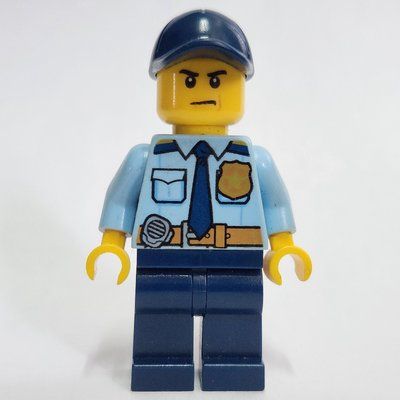 Figurine Policeman, Bright Light Blue Shirt with Dark Blue Tie, Badge, and Radio on Belt, Dark Blue Cap du set 60143