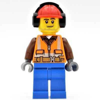Minifiguur Construction Worker, Orange Safety Vest with Zipper over Reddish Brown Shirt, Blue Legs, Red Hard Hat with Ear Defenders, Stubble uit set 60181