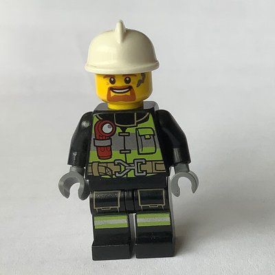 Minifigura Fireman Fred, Black Fire Suit with Gauge and Straps, White Helmet, Goatee Beard del set 60110