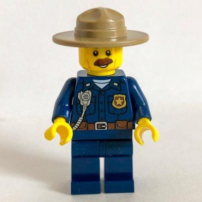 Figurine Mountain Police Chief, Dark Blue Shirt with Radio and Badge, Campaign Hat, Moustache du set 60174