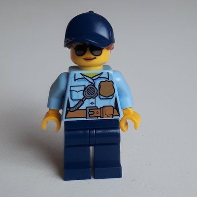 Figurine Policewoman Sam Solo, Bright Light Blue Shirt with Radio and Badge, Dark Blue Legs, Dark Blue Cap with Hair, Sunglasses du set 30366