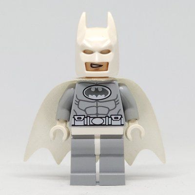 Minifigure Batman, Light Bluish Gray Suit, White Cape and Cowl (Arctic Batman) del set 76000