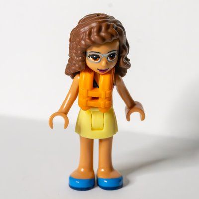 Minifigure Olivia - Dark Pink Bikini, Bright Light Yellow Skirt del set 41347