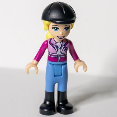 Figurine Stephanie - Magenta/Bright Pink Top, Medium Blue Trousers, Black Cap du set 41367