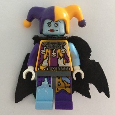 Figurine Jestro in Bright Light Orange and Dark Purple Outfit with Tattered Cape du set 70352