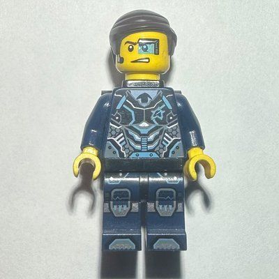 Minifigura Agent Curtis Bolt with Neck Bracket del set 70168