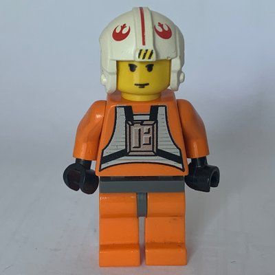 Figurine Luke Skywalker, Orange Rebel Pilot Outfit, Yellow Skin, Dark Bluish Gray Hips (3626b Head) du set 4500