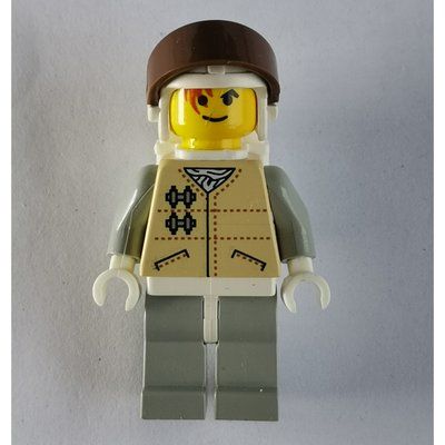 Minifiguur Rebel Trooper in Hoth Uniform, White Hat, Yellow Skin, Backpack, Brown Visor uit set 7130