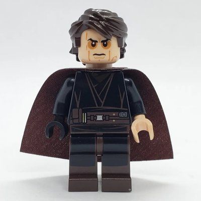Minifigura Anakin Skywalker, Black Robe, Angry Face with Shadowed Eyes and Cape del set 9526