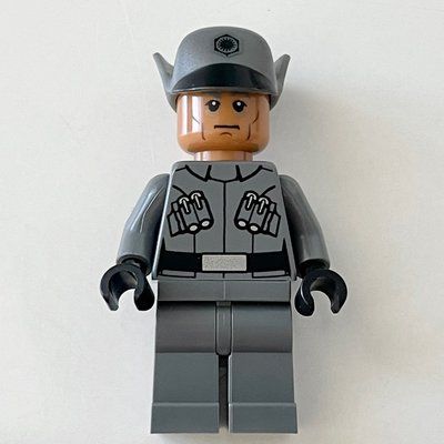Minifigure First Order Officer / Lieutenant / Captain, Medium Nougat Skin del set 75101