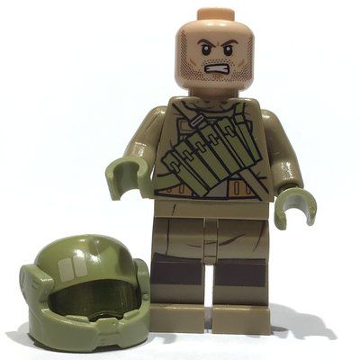 Figurine Resistance Soldier, Olive Green Helmet, Dark Tan Hoodie with Ammo Pouch du set 75202