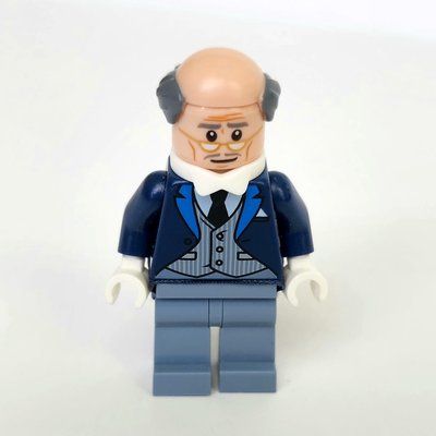 Minifigura Alfred Pennyworth, Balding, Dark Blue Suit with Pinstripe Vest del set 70909