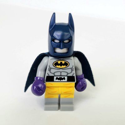 Minifigura Batman, Light Bluish Gray Suit, Dark Blue Cape and Cowl, Boxing Outfit del set 70909