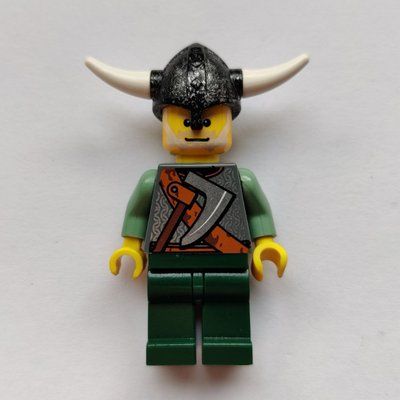 Figurine Viking Warrior - Armour, Battle Axe on Torso, Sand Green Arms, Dark Green Legs, Light Gray Hair du set 7020