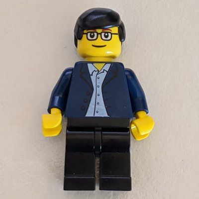 Minifigurka Man - Dark Blue Jacket, Black Legs, Glasses z zestawu 4513