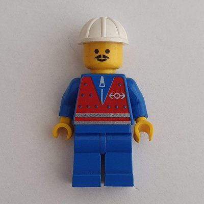 Minifigure Train Worker - Red Vest, Blue Legs, White Helmet, Moustache del set 4555