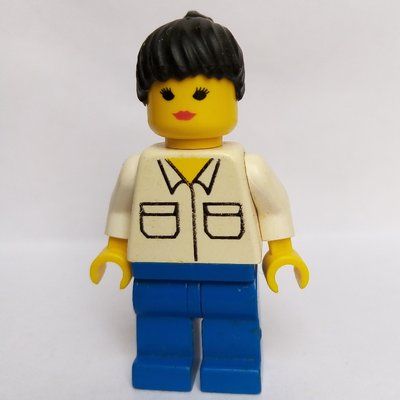 Minifiguur Woman - White Torso/Shirt, Blue Legs uit set 4559