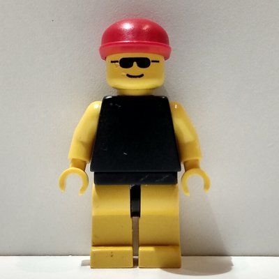 Minifigure Man - Black Shirt, Yellow Legs, Red Cap del set 10002