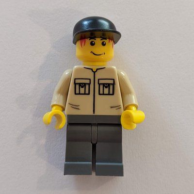 Figurine Man - Tan Shirt, Dark Bluish Gary Legs, Black Cap du set 10173