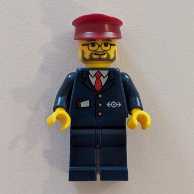 Figurine Conductor - Dark Blue Jacket, Dark Blue Legs, Dark Red Hat, Glasses, Beard du set 10173