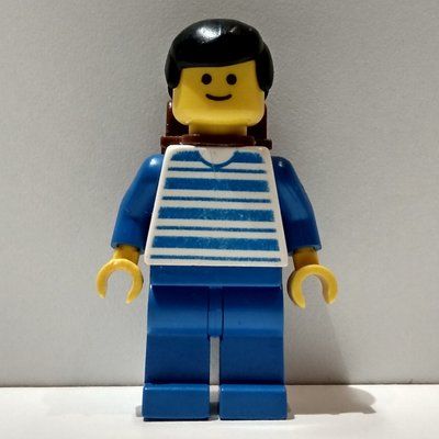 Figurine Man - Blue/White Striped Torso, Blue Legs, Brown Backpack du set 10001