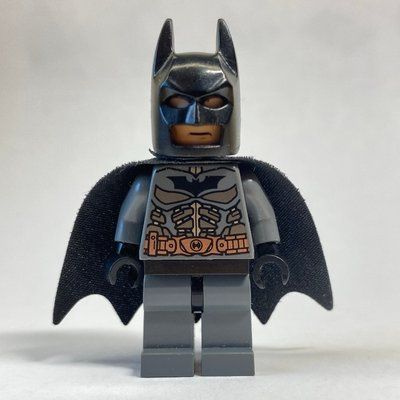 Minifigure Batman, Dark Bluish Gray Suit, Black Cape and Cowl, Light Nougat Head, Black Hips del set 76001