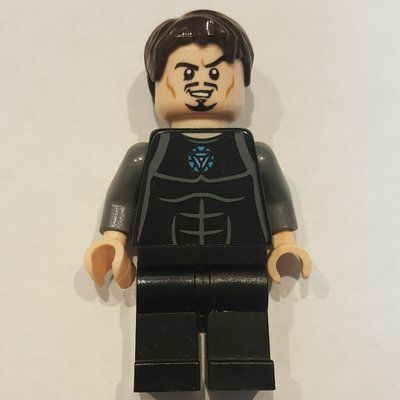 Minifigur Tony Stark in Black Shirt with Chest Arc Reactor aus Set 76007