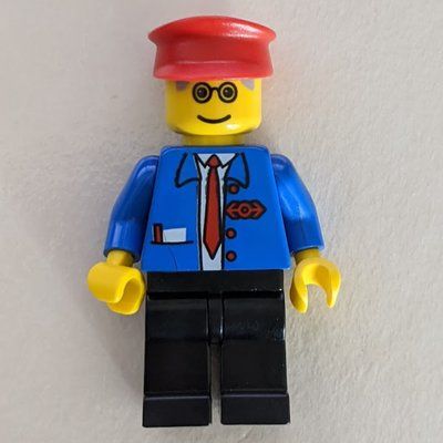 Figurine Train Employee - Blue Torso, Black Legs, Red Hat du set 4560
