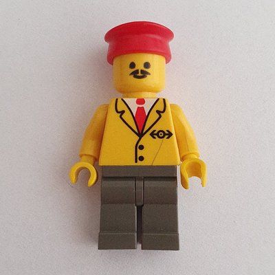 Minifigure Train Employee - Yellow Torso, Dark Grey Legs, Red Hat del set 4556