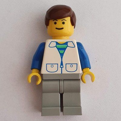 Minifigure Man - White Jacket, Blue Arms, Light Gray Legs del set 4556