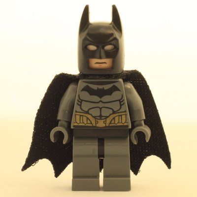 Minifigurka Batman, Dark Bluish Gray Suit, Black Cape and Cowl, Light Nougat Head, Black Hips, Muscle Outline z zestawu 76012